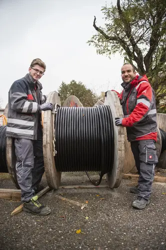 v.l.n.r. Marcel Burgstaller und Alim Hussain Hussainzada bei der Arbeit