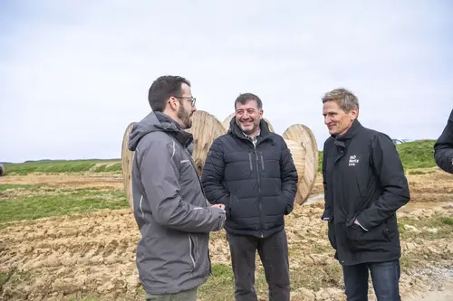 Von links: Netz NÖ Projektleiter Manuel Birkfellner, Landtagsabgeordneter Josef Edlinger und der Leiter des Netz NÖ Service Centers Krems Friedrich Köck im Gespräch.