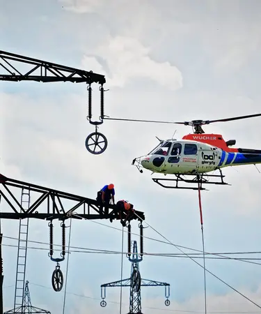 Mit Hilfe eines Helikopters wurden die Vorseile gespannt