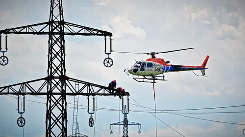 Mit Hilfe eines Helikopters wurden die Vorseile gespannt