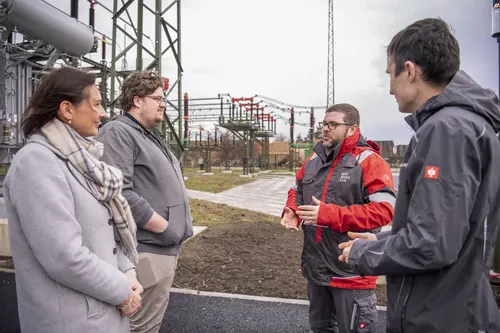 Gemeinderätin Heidi Schwungfeld-Fass, Projektleiter Netz NÖ Garrett Jensen, Christian Ludwig (Netz NÖ Hochspannung) und Netz NÖ Service Center Hollabrunn Thomas Haunold