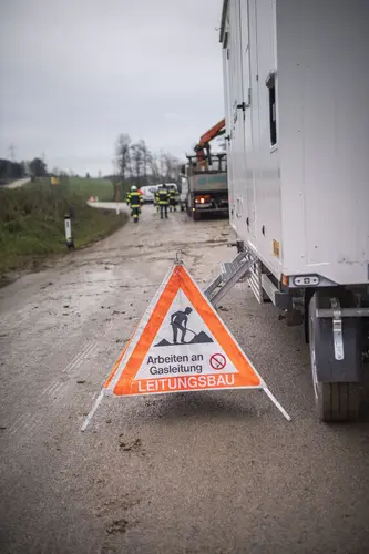 Ein Warnschild wegen den Leitungsarbeiten