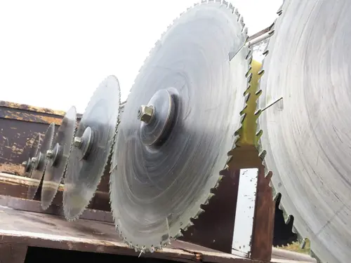 Die Säge hat eine Leistung von rund 60 kW