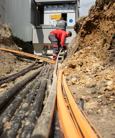 Kabelverlegung in einer Künette.