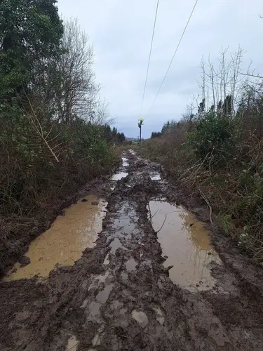 Der Schlamm macht die Arbeitswege schwer