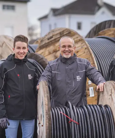 Netz NÖ Service Center Leiter Konstantin de Martin mit seinen Schützlingen
