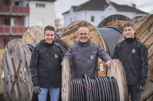 Netz NÖ Service Center Leiter Konstantin de Martin mit seinen Schützlingen