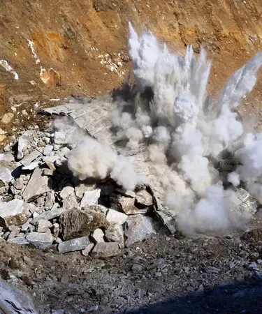 Eine gezielte Sprengung um das Waldviertler Granit zu entfernen