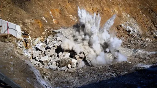 Eine gezielte Sprengung um das Waldviertler Granit zu entfernen