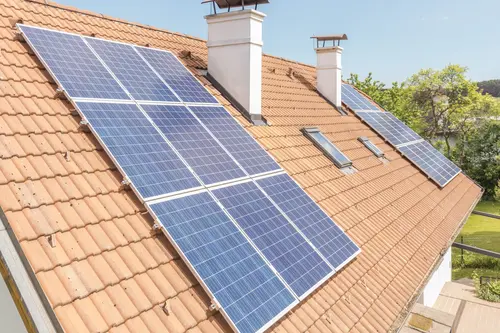 PV Anlage auf rotem neuem Hausdach.