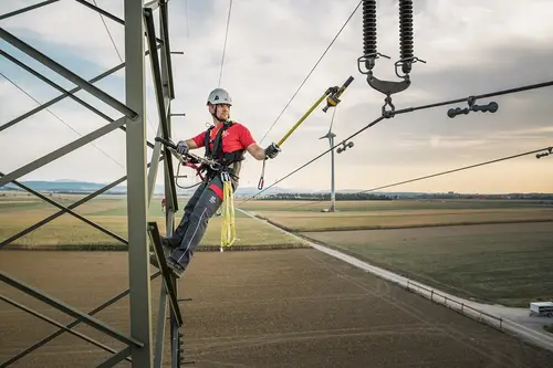 Mitarbeiter auf einem Mast