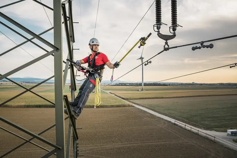 Mitarbeiter auf einem Mast