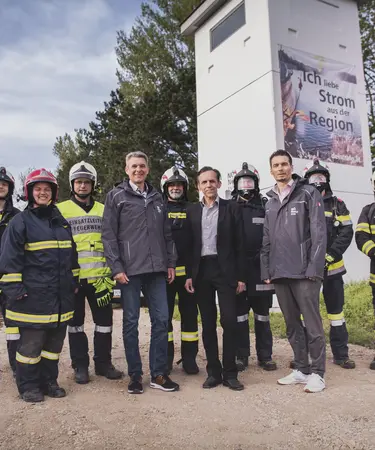 Das Feuerwehrteam mit Anton Waxenegger, Leiter des Netz NÖ Service Centers in St. Pölten, Bürgermeister Ewald Gorth und Robert Sieder, Netz NÖ