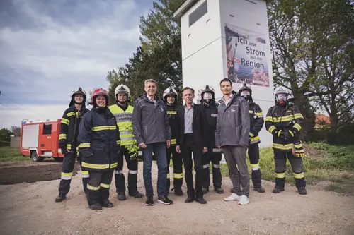 Das Feuerwehrteam mit Anton Waxenegger, Leiter des Netz NÖ Service Centers in St. Pölten, Bürgermeister Ewald Gorth und Robert Sieder, Netz NÖ