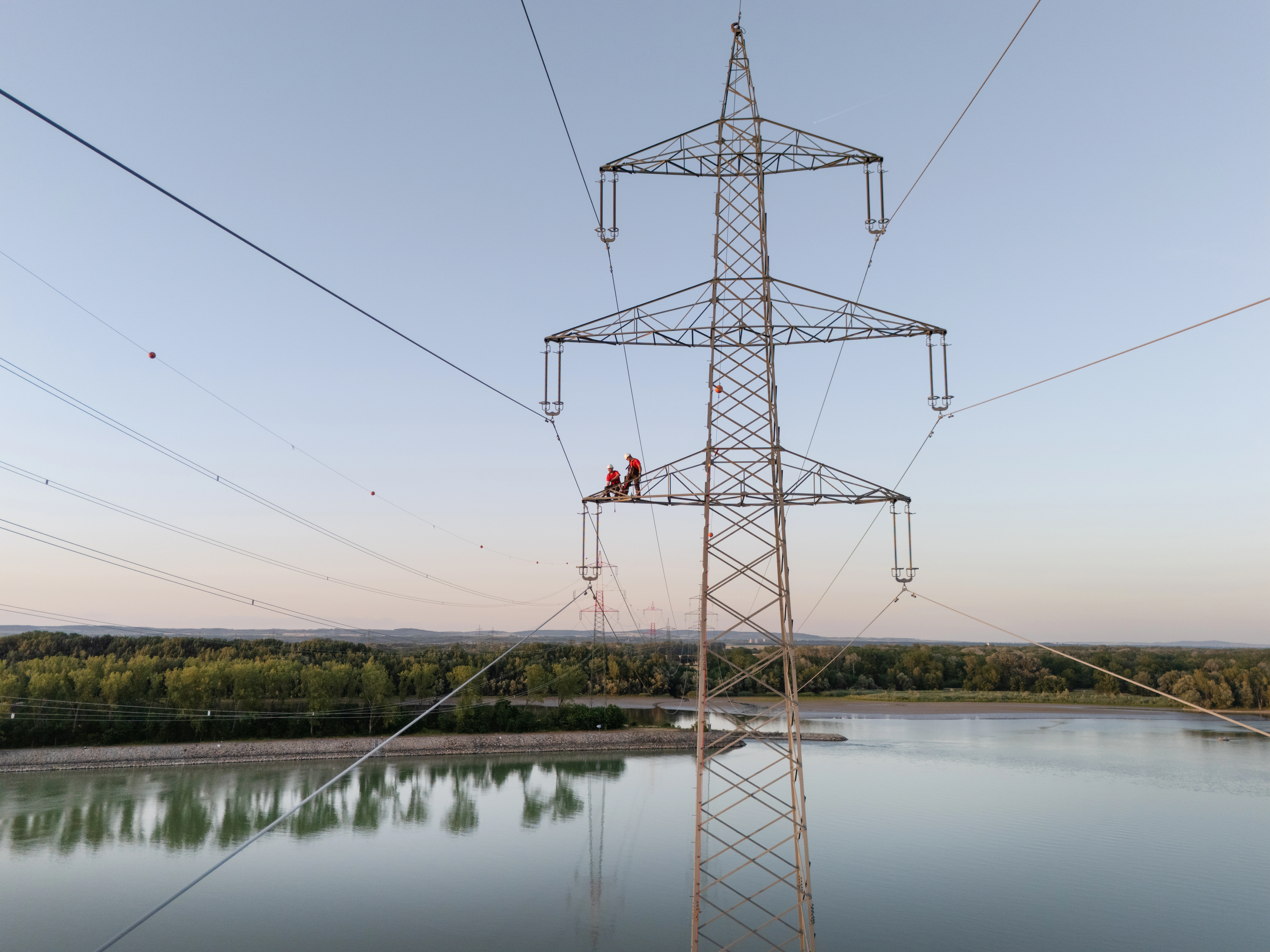 Stromleitung über Donau mit Netz NÖ Mitarbeiter arbeitend klein