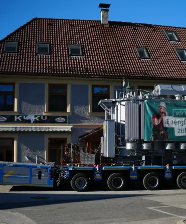 Der Umspanner im Zentrums Krumaus bei der Anlieferung.