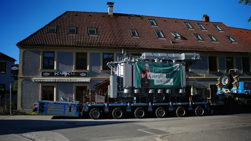Der Umspanner im Zentrums Krumaus bei der Anlieferung.