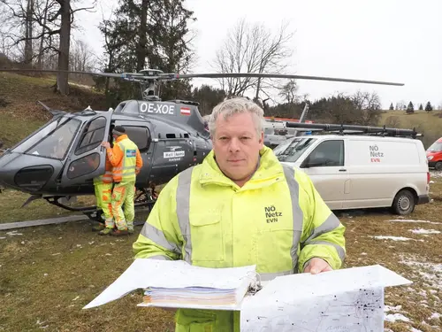 Netz NÖ Mitarbeiter Christian Gudra bei der Einsatzbesprechung