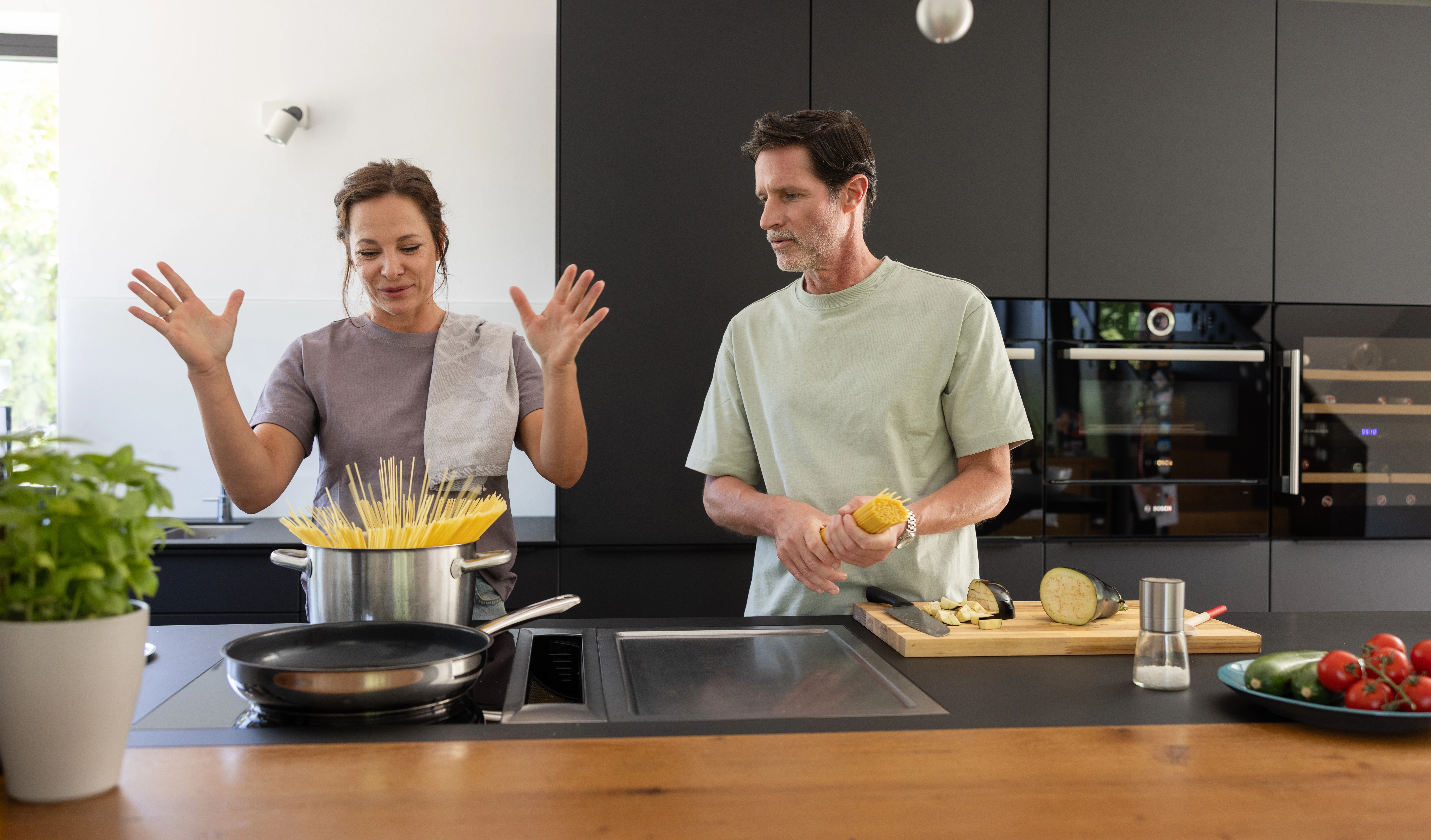 Paar kocht Spaghetti