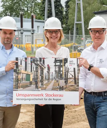 von links: Netz NÖ Projektleiter David Decker, Bürgermeisterin Stockerau Andrea Völkl, Leiter Netz NÖ Service Center Stockerau Thomas Krupicka