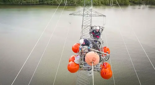 In luftigen Höhen über der Donau werden die Vogelschutzmarkierung angebracht