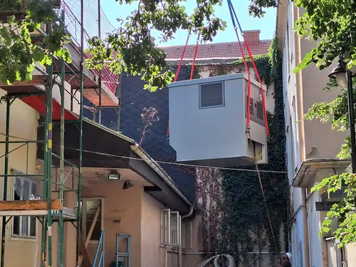 Die Trafostation wurde erfolgreich auf die andere Seite befördert