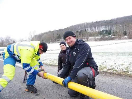 Die Netz NÖ Mitarbeiter beim Vorbereiten der Säge
