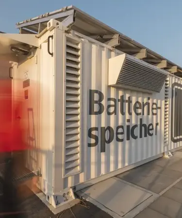 Großbatteriespeicher - ein weißer Container von außen.