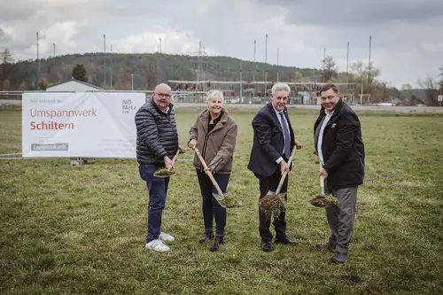 Gemeinderat Gernot Neubauer aus Pitten, Bürgermeisterin von Seebenstein Marion Wedl, Landtagsabgeordneter Hermann Hauer, Netz NÖ Geschäftsführer Werner Hengst.