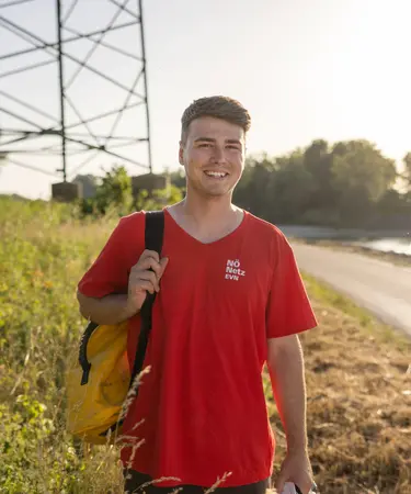 Netz NÖ Mitarbeiter mit Arbeitstasche vor Mast