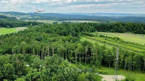 Der Heli, der die Vorseile der Hochspannungsleitung spannt