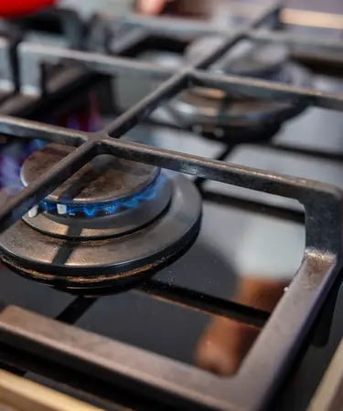 Gasherd mit einer blauer Flamme.