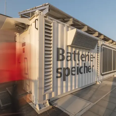 Großbatteriespeicher - ein weißer Container von außen.