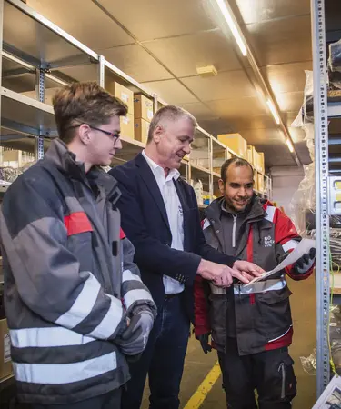 v.l.n.r. Lehrling Marcel Burgstaller, Leiter Service Center Stockerau Josef Schagerl und Lehrling Alim Hussain Hussainzada