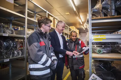 v.l.n.r. Lehrling Marcel Burgstaller, Leiter Service Center Stockerau Josef Schagerl und Lehrling Alim Hussain Hussainzada