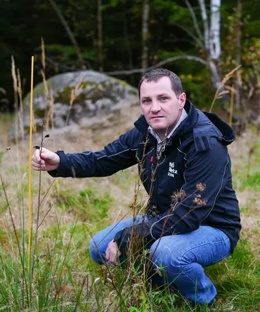 Projektleiter Patrick Picher beim Kontrollieren der Setzlinge