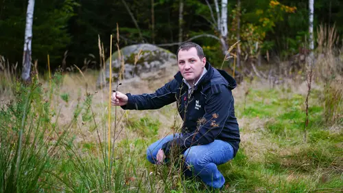 Projektleiter Patrick Picher beim Kontrollieren der Setzlinge
