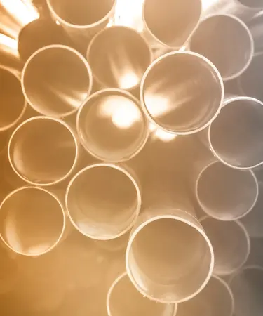 Leerrohre von vorne im Lichtschein.