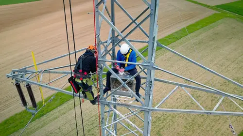 Auf dem 110Kilovolt-Masten bei der Beringung eines Sakerfalken.