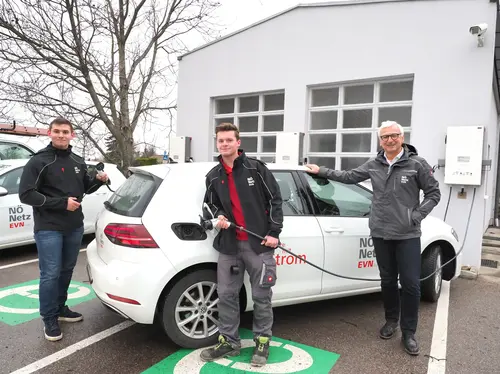 Herbert Bugl, Leiter des Netz Niederösterreich Service Center in St. Pölten mit zwei seiner Lehrlinge Stefan Herold und Lukas Wickl