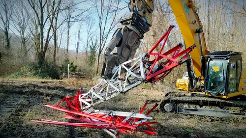 Gittermasten von Donauüberspannung werden enfernt