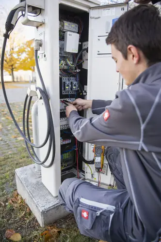 Lehrling Enrico Kitzler bei der Arbeit