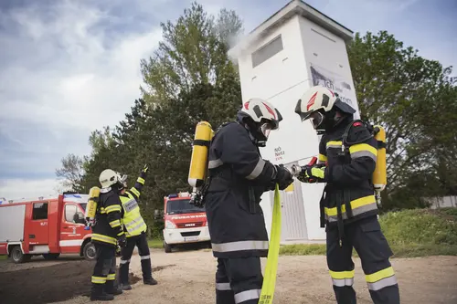 Die freiwilligen Feuerwehren aus Getzersdorf und Wagram besichtigen auch gleich die nebenan stehende Trafostation