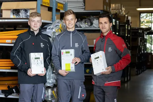  Die Lehrlinge sind mit dabei bei der Montage der Smart Meter in der Region: Lukas Pollak, Leon Schmid, Bernhard Stangl