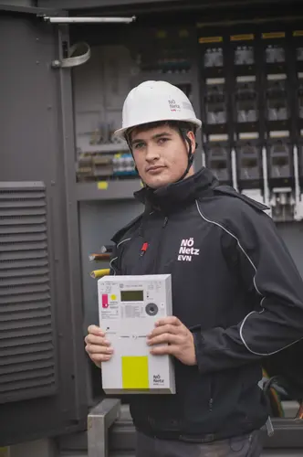 „Die neuen Smart Meter sind die Basis für intelligente Stromnetze und ein wichtiger Schritt in die Energiezukunft“, erzählt Netz NÖ Lehrling Stefan Gruber