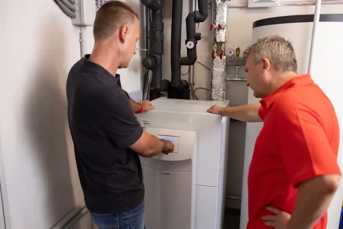 Kunde und Netz NÖ Mitarbeiter an einer Gastherme.