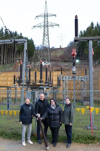 Leiter Netz NÖ Service Center Horn Friedrich Köck, Bgm. von Altenburg WHR DI Markus Reichenvater, Bgm.in. von St. Leonhard/Hw. Eva Schachinger, Bgm. von Krumau Josef Graf vor der neuen Stromleitung