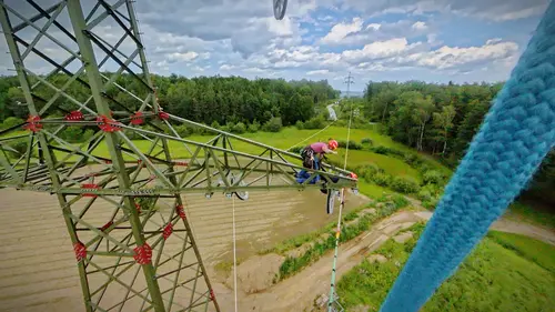 Ein Mitarbeiter bei der Arbeit auf der Hochspannungsleitung