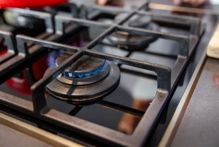 Gasherd mit einer blauer Flamme.