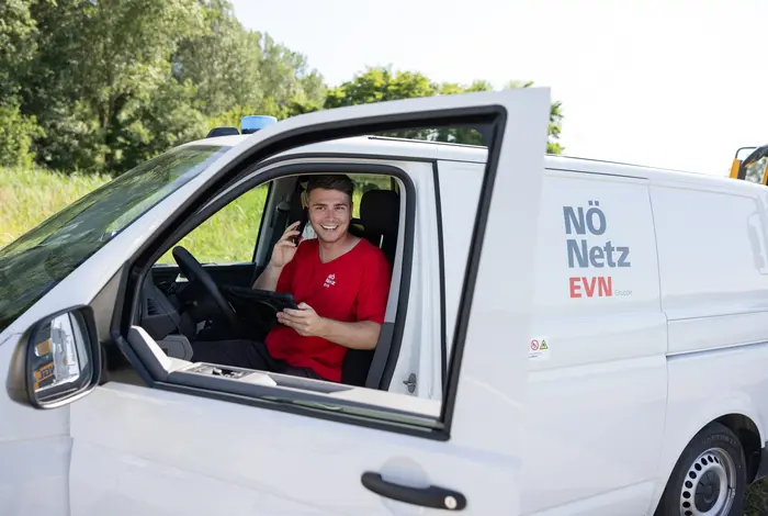 Netz NÖ Mitarbeiter am Servicetelefon im Netz NÖ im Bus.